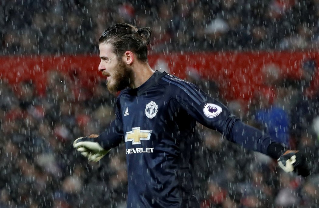 Gólman Manchesteru United David De Gea se zahřívá v utkání se Stoke