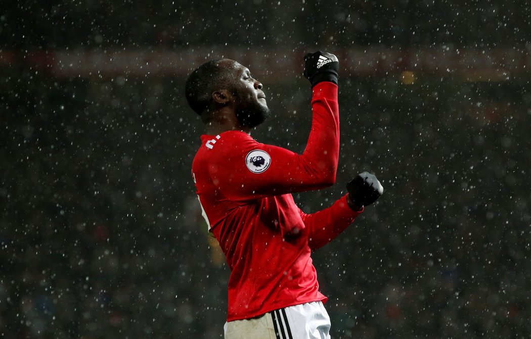 Útočník Manchesteru United Romelu Lukaku slaví branku v zápase se Stoke