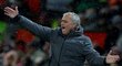 Trenér Manchesteru United José Mourinho se rozčiluje v zápase se Stoke