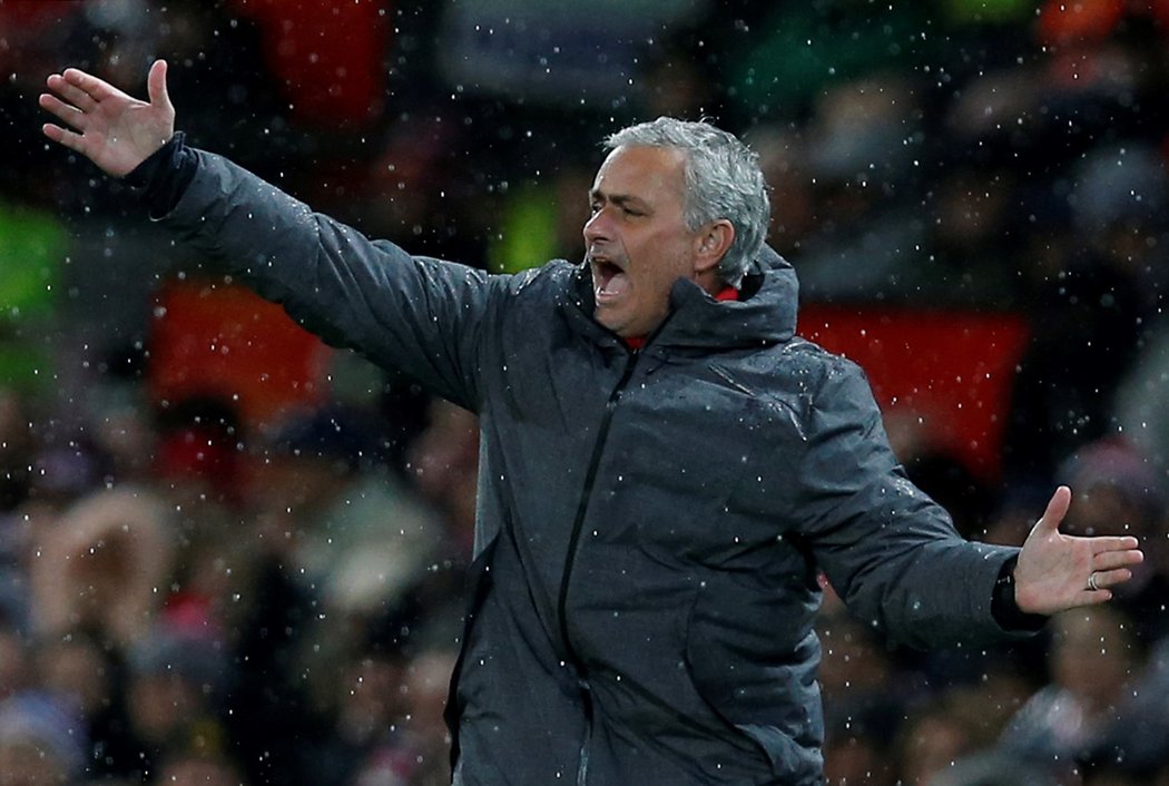 Trenér Manchesteru United José Mourinho se rozčiluje v zápase se Stoke