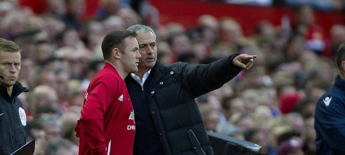 Útočník Manchesteru United Wayne Rooney poslouchá pokyny od trenéra Mourinha