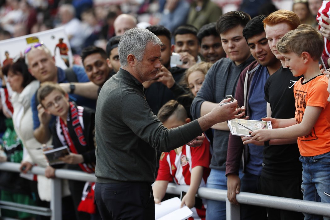 Kouč Manchesteru United José Mourinho se podepisuje fanouškům před duelem proti Sunderlandu