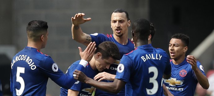 Zlatan Ibrahimovic se raduje z gólu do sítě Sunderlandu