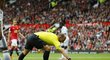 Rozhodčí Mike Dean používá sprej při utkání Premier League mezi Manchesterem United a Swansea