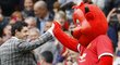 Severoirský golfista Rory Mcilroy si v poločasu utkání proti Swansea na Old Trafford pleskl s maskotem Manchesteru United. Rudí ďáblové pak v zahajovacím utkání Premier League vyrovnali na 1:1.
