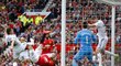 Kanonýr Manchesteru United Wayne Rooney střílí v utkání proti Swansea gól na 1:1.