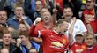 Kanonýr Manchesteru United Wayne Rooney slaví vyrovnávací gól v utkání proti Swansea. Před fanoušky skákal radostí