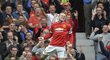 Kanonýr Manchesteru United Wayne Rooney slaví vyrovnávací gól v utkání proti Swansea. Před fanoušky skákal radostí
