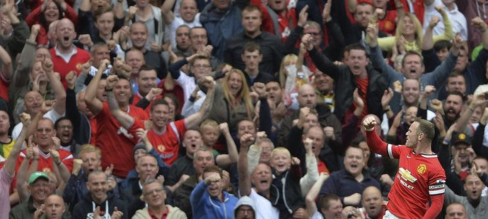 Kanonýr Manchesteru United Wayne Rooney slaví vyrovnávací gól v utkání proti Swansea