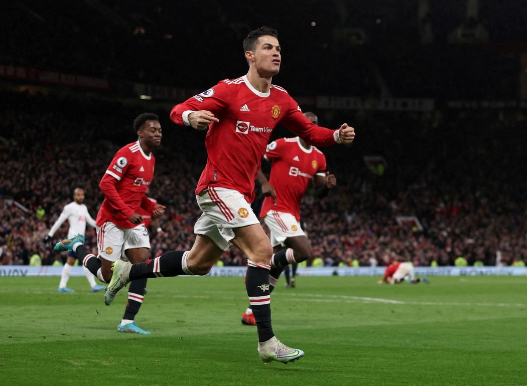Cristiano Ronaldo v dresu Manchesteru United.