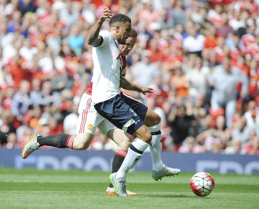 Kyle Walker nebude na vstup do Premier League vzpomínat zrovna rád, na hřišti Manchesteru United si dal hráč Tottenhamu vlastní gól a United vyhráli 1:0.