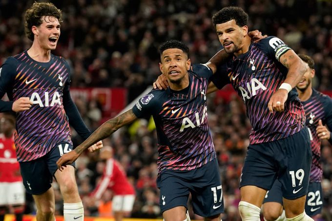 Kinský přispěl k remíze proti United. Arsenal se natrápil na výhru, Chelsea dala pět gólů Kinský přispěl k remíze proti United. Arsenal se natrápil na výhru, Chelsea dala pět gólů