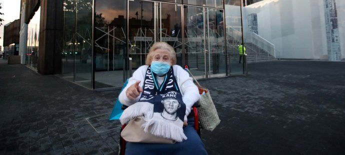 Fanynka Tottenhamu Joyce (87 let) podporovala svůj tým v zápase s United před stadionem