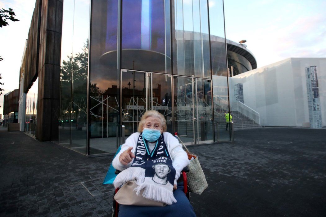 Fanynka Tottenhamu Joyce (87 let) podporovala svůj tým v zápase s United před stadionem