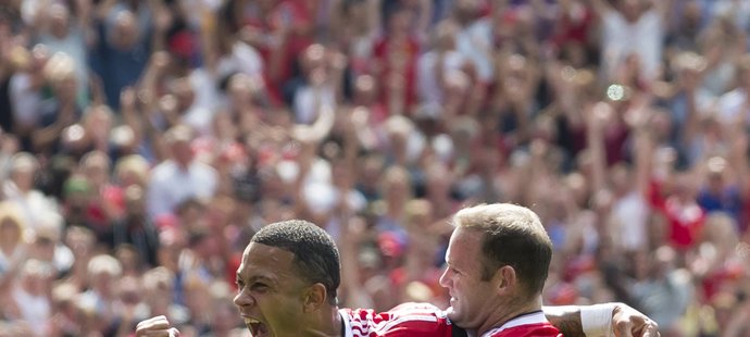 Hvězdný útočník Manchesteru United Wayne Rooney (vpravo) slaví gól v síti Tottenhamu se spoluhráčem Memphisem Depayem
