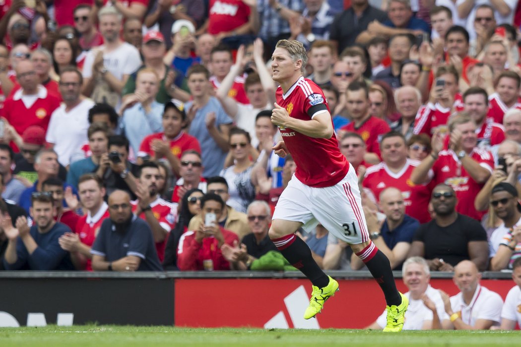 Němec Bastian Schweinsteiger přišel na hřiště v dresu Manchesteru United v bitvě s Tottenhamem jako střídající hráč.