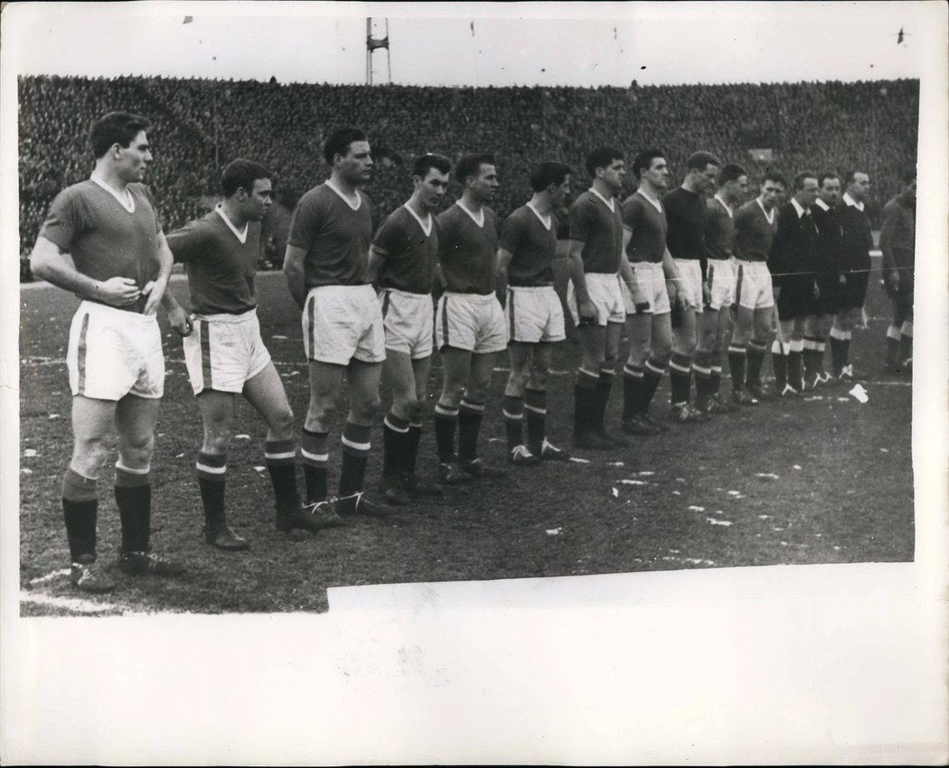 Poslední týmová fotografie týmu Manchesteru United v roce 1958 před zápasem proti CZ Bělehrad. Při návratu ze zápasu došlo k tragédii letadla