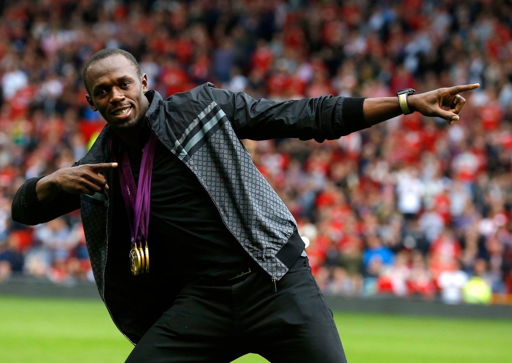 Usain Bolt a jeho známé gesto, které předvedl před zápasem Manchesteru United s Fulhamem