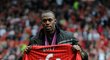 Usain Bolt zapózoval s dresem Manchesteru United, na kterém je hodnota jeho olympijského rekordu