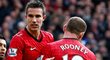 Útočník Robin Van Persie utěšuje kolegu z útoku Rooneyho po zahozené penaltě