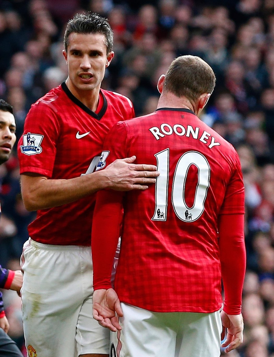Útočník Robin Van Persie utěšuje kolegu z útoku Rooneyho po zahozené penaltě
