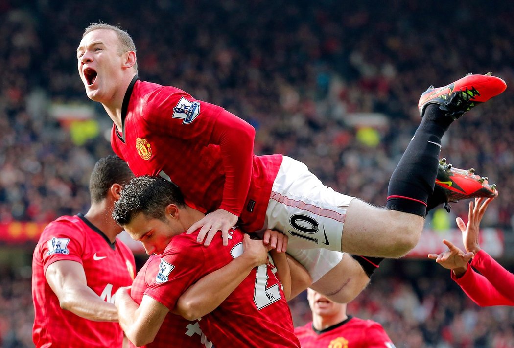 Radost Manchesteru United neznala mezí. Wayne Rooney vyskočil na chumel &#34;rudých ďáblů&#34; a slavil první trefu Van Persieho.