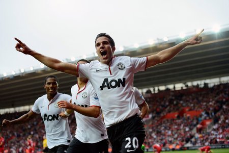 Robin van Persie se raduje z třetí trefy do sítě Southamptonu, završil hattrick a pomohl Manchesteru United k vítězství 3:2