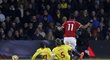 Anthony Martial z Manchesteru United vstřelil gól, i když se mu v zakončení snažili zabránit dva ležící protihráči