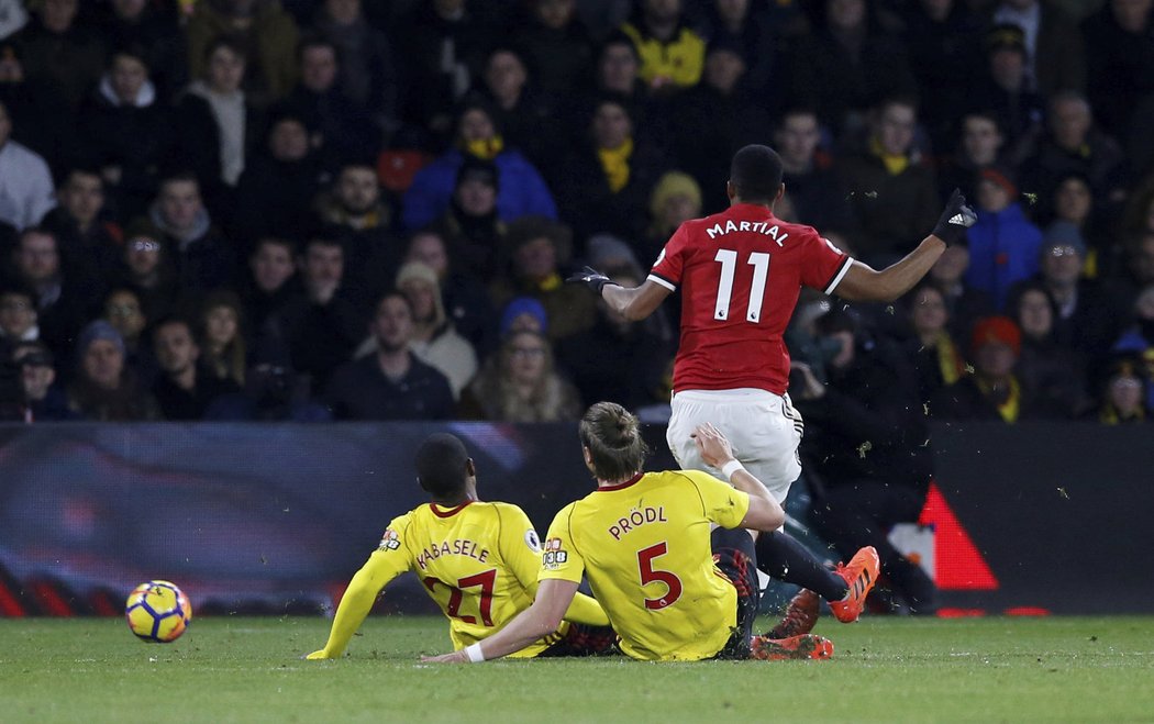 Anthony Martial z Manchesteru United vstřelil gól, i když se mu v zakončení snažili zabránit dva ležící protihráči