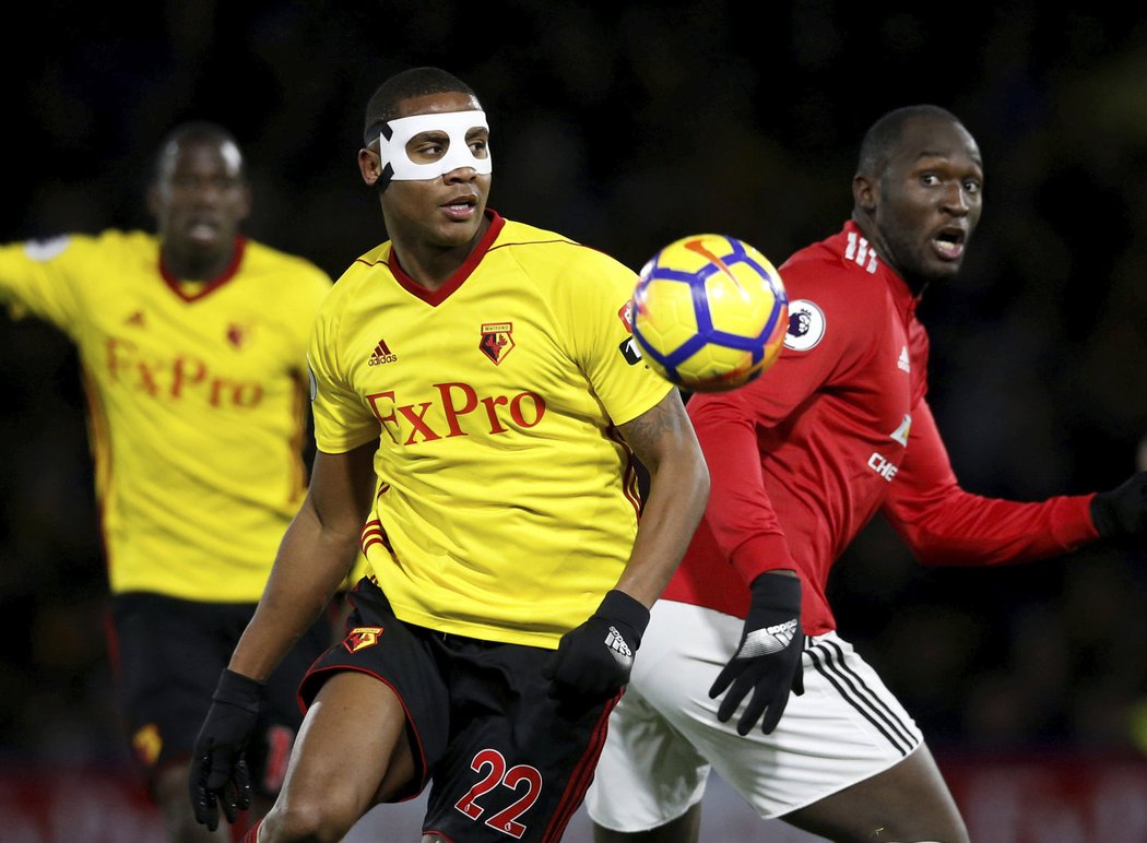 Záložník Watfordu Marvin Zeegelaar nastoupil do utkání proti Manchesteru United s ochrannou maskou na obličeji