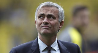 United klopýtají. Nemůžu za chyby rozhodčích, vztekal se Mourinho