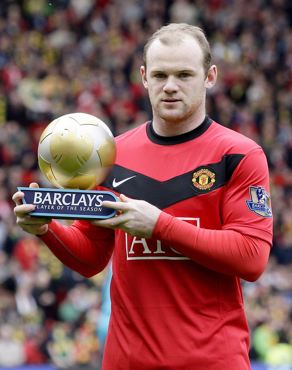 Wayne Rooney s trofejí pro nejlepšího hráče Premier league