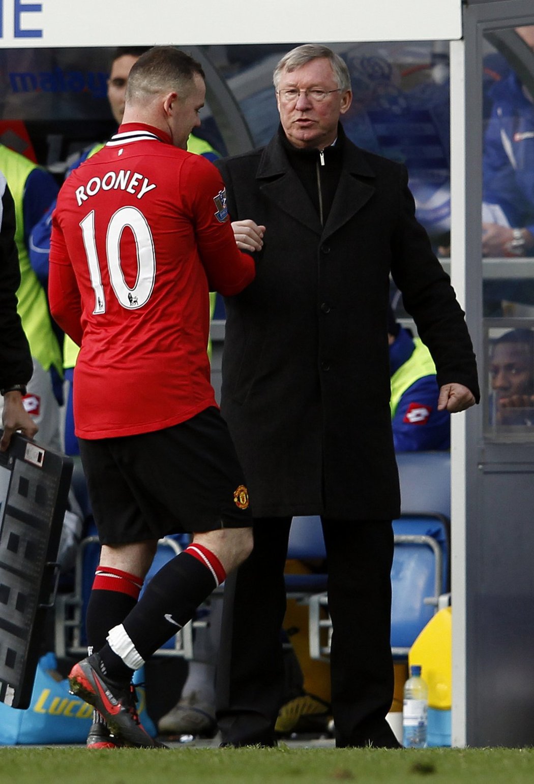 Wayne Rooney si podává ruku s Alexem Fergusonem po střídání v zápase proti Queens Park Rangers