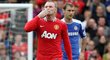 Wayne Rooney posílá polibek fanouškům po svém gólu do sítě Chelsea