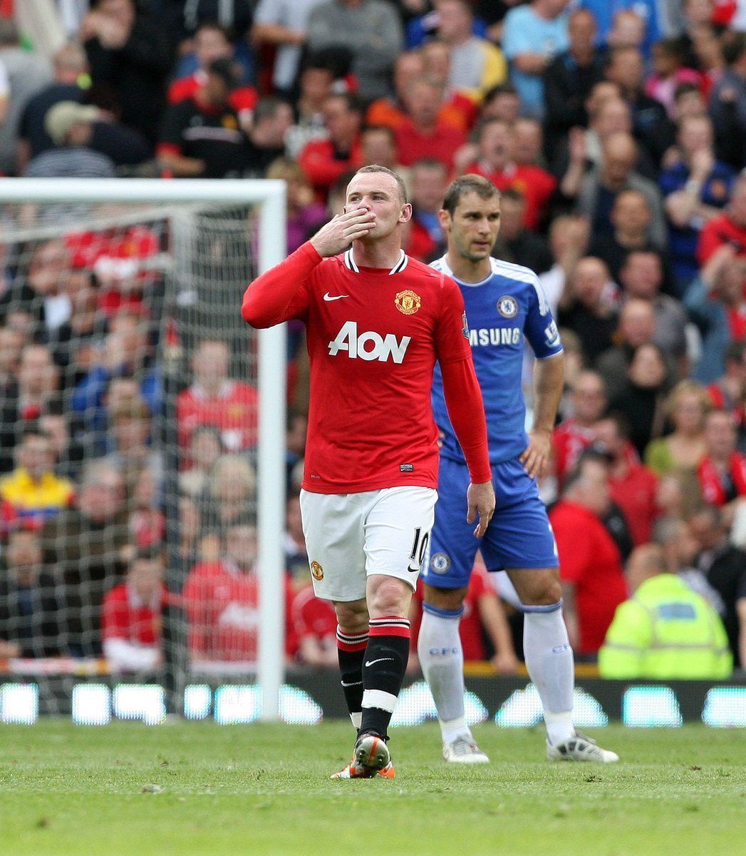 Wayne Rooney posílá polibek fanouškům po svém gólu do sítě Chelsea