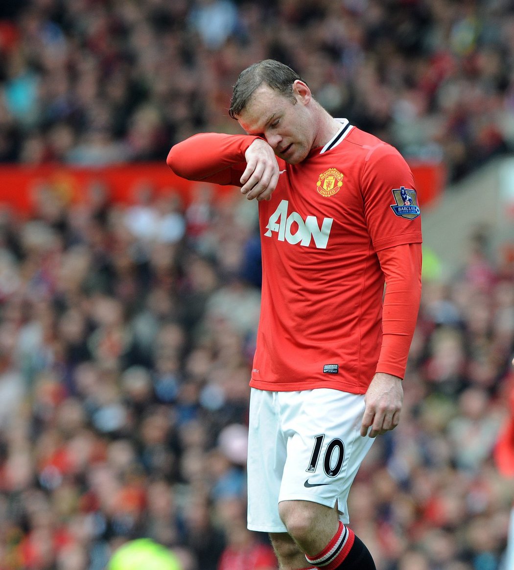 Wayne Rooney si chvíli před koncem zápasu s Evertonem otírá pot z tváře