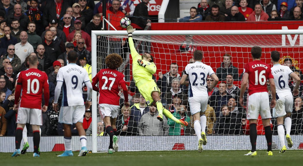 Ben Foster z West Bromwiche měl lví podíl na zisku bodu na hřišti United