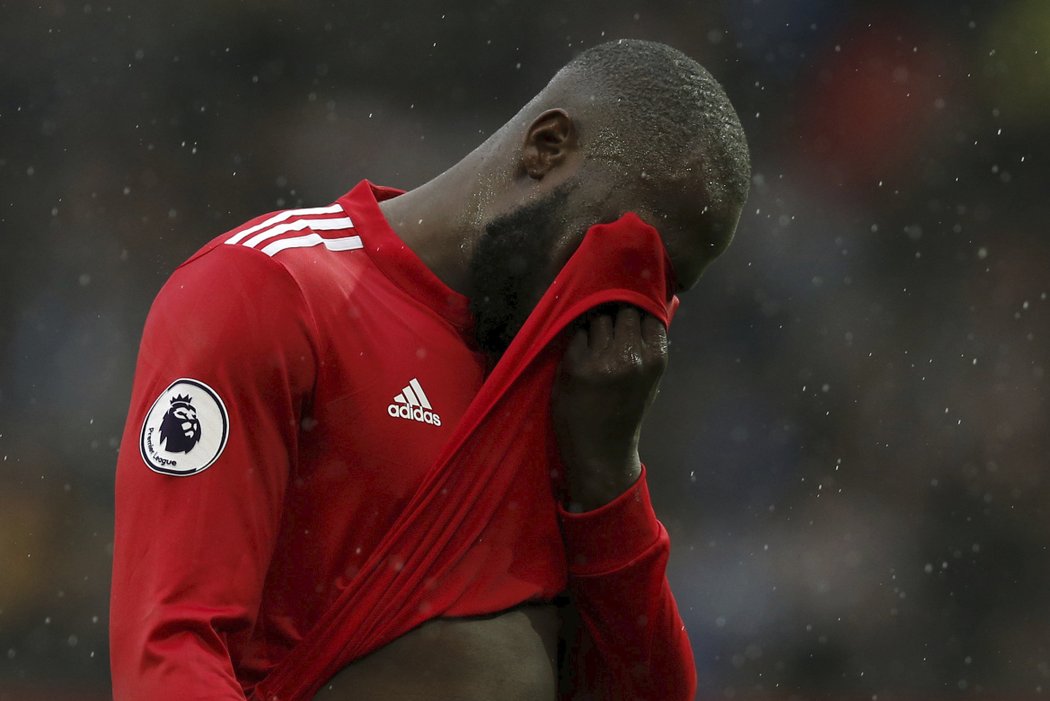 Zklamaný Romelu Lukaku po porážce s West Bromem, která definitivně přihrála titul Manchesteru City