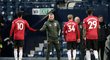 Ole Gunnar Solskjaer si plácá se svými svěřenci z Manchesteru United po ztrátě s West Bromem