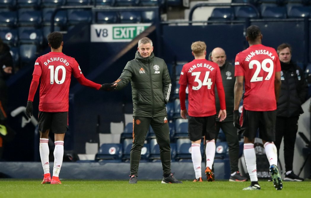 Ole Gunnar Solskjaer si plácá se svými svěřenci z Manchesteru United po ztrátě s West Bromem