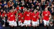 Fotbalisté Manchesteru United slaví úvodní trefu Anthonyho Martiala ve vítězném derby se City 2:0