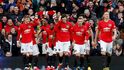Fotbalisté Manchesteru United slaví úvodní trefu Anthonyho Martiala ve vítězném derby se City 2:0 v březnu 2020.