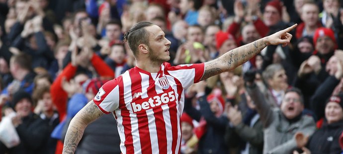 Útočník Stoke Marko Arnautovič slaví gól v síti Manchesteru United. "Rudí ďáblové" prohráli 0:2.