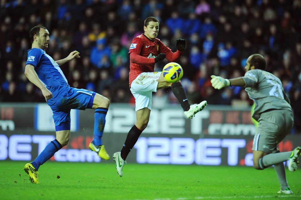 Kanonýr Manchesteru United Chicharito se na půdě Wiganu zapsal mezi střelce hned dvakrát. Manchester United vyhrál 4:0