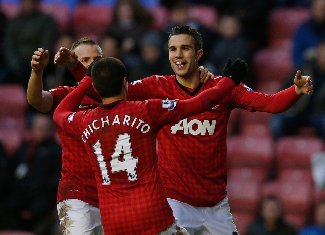 Kanonýr Manchesteru United Chicharito se na půdě Wiganu zapsal mezi střelce hned dvakrát. Manchester United vyhrál 4:0, zbylé dvě trefy přidal Nizozemec Robin van Persie