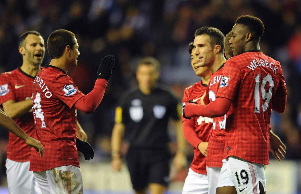 Hrdinové v akci. Fotbalisté Manchesteru United vyhráli v Premier League na hřišti Wiganu 4:0, po dvou gólech dali Robin van Persie a Chicharito