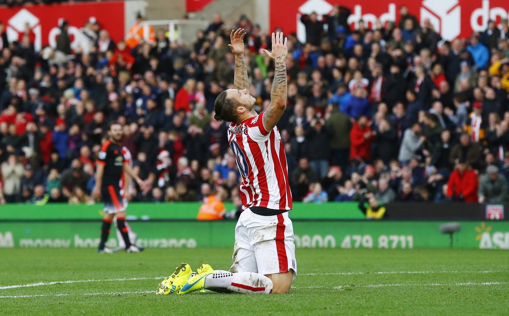 Útočník Stoke Marko Arnautovič slaví gól v síti Manchesteru United. &#34;Rudí ďáblové&#34; prohráli 0:2.