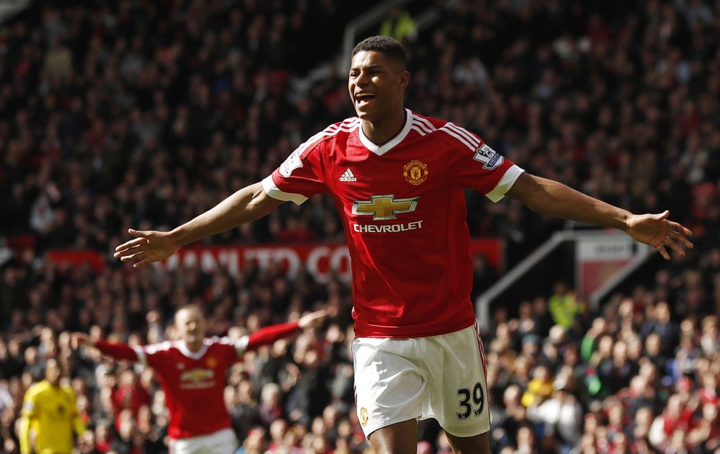 Marcus Rashford opět pomohl Manchesteru United, když dal gól Aston Ville.