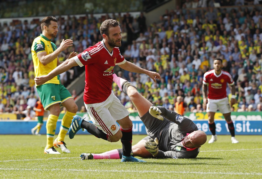 Je to tam! Juan Mata slaví gól. Manchester United zvítězil nad Norwichem 1:0.