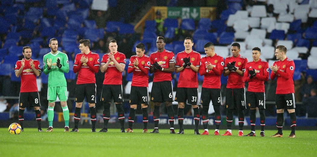 Fotbalisté Manchesteru United uctili památku zesnulých předchůdců při sobotním zápase proti Huddersfieldu (2:0)